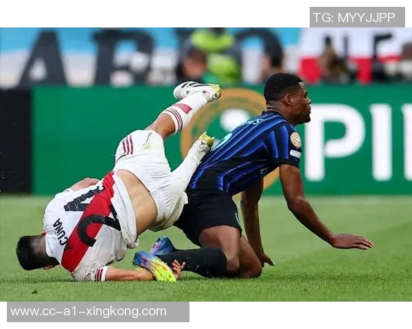 马伦谈与邓弗里斯默契配合称共同训练已久助力球队表现 马伦谈与邓弗里斯默契配合称共同训练已久助力球队表现